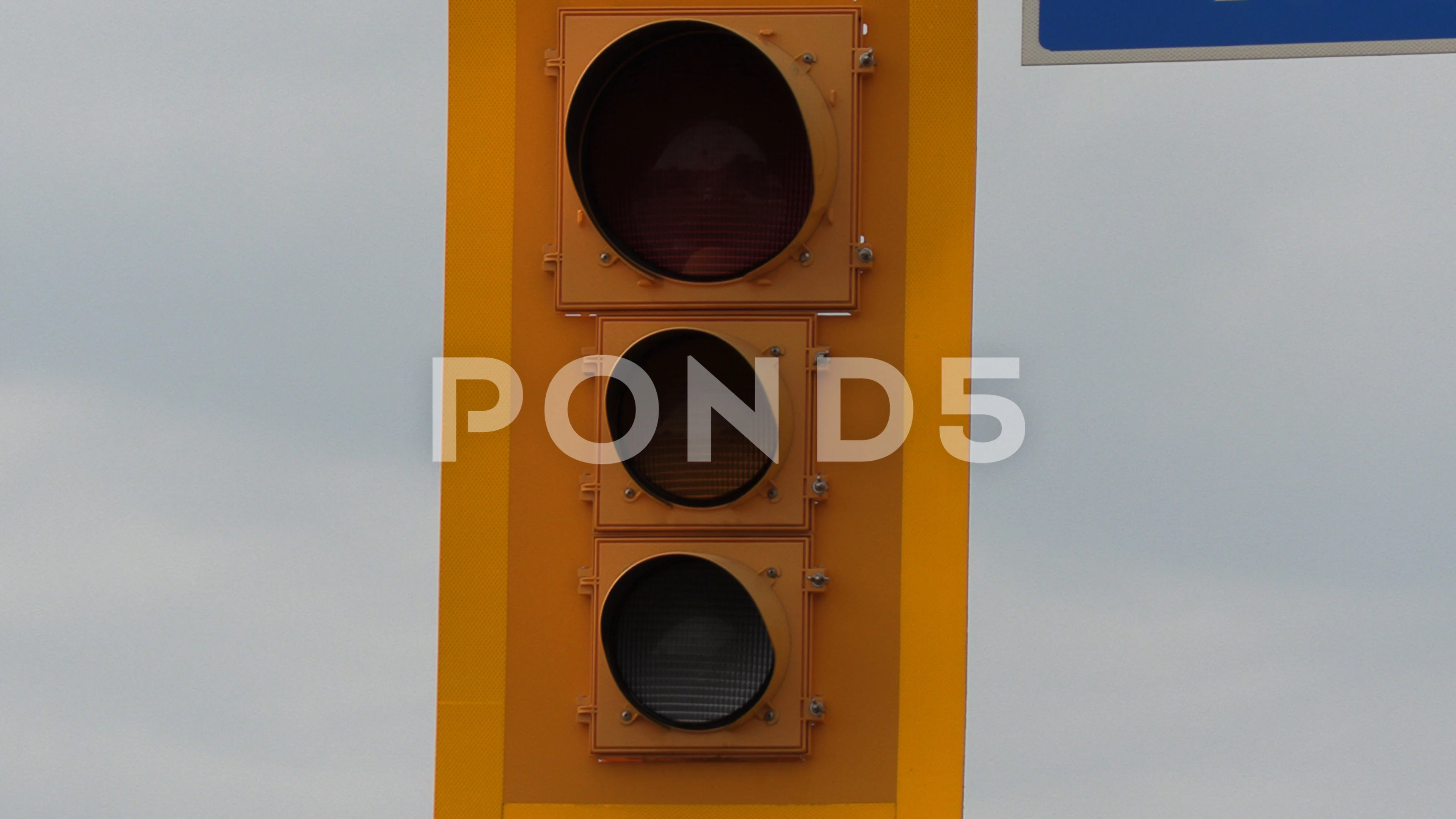 https://images.pond5.com/traffic-lights-out-power-outage-footage-093378936_prevstill.jpeg