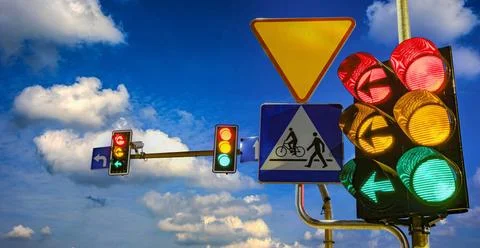 Traffic lights over urban intersection Traffic lights over urban intersect... 스톡 사진