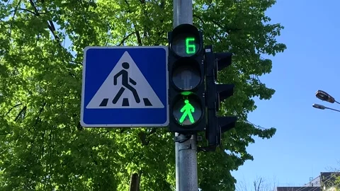 Traffic lights on pedestrian crossing counting down and turning green to red 스톡 동영상 194178368
