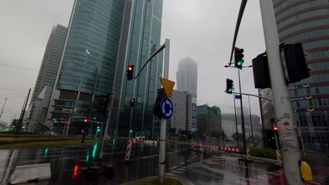 Traffic lights on a rainy day Video stock 147353869