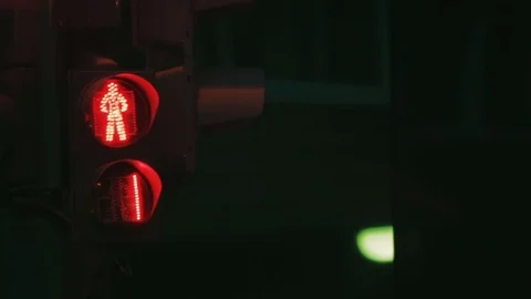 Traffic lights turn green red yelow. Green and Red bulbs blink in traffic light Vídeos de archivo 76302830