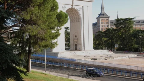 Traffic in madrid. Monument. Pine trees Video stock 116598692