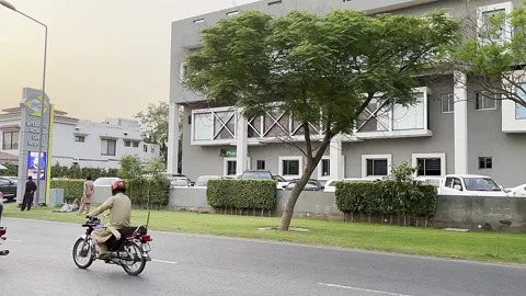 Traffic on main road in Gulberg Lahore on June 2, 2024. 스톡 동영상 277093953