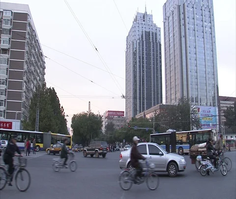 Traffic with many bicycles crossing intersection in downtown Beijing Stock Footage 86745584