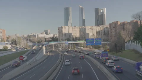 Traffic Mid day Timelapse in Madrid in the 4 torres area Stockbeeldmateriaal 199953497