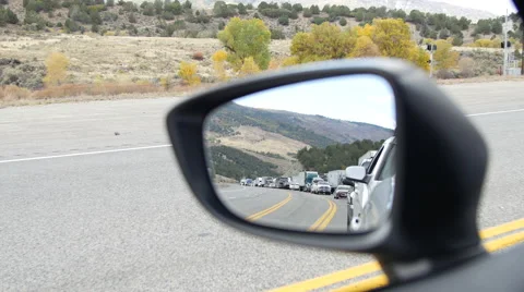 Traffic in mirror static Vídeos de archivo 68743332