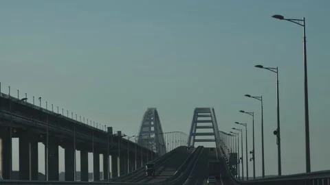 Traffic on a modern arched bridge. Video stock 151153131