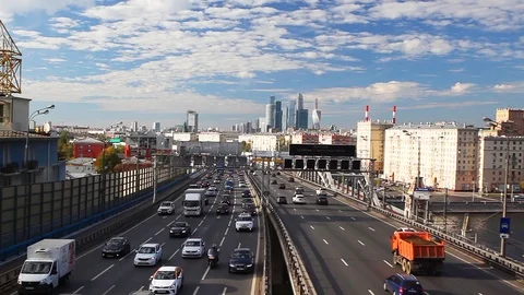 Traffic on the Moscow ring road Stockbeeldmateriaal 100402046