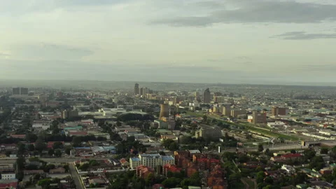Traffic moves between central high-rises in Lusaka, Zambia Vídeo Stock 170226397