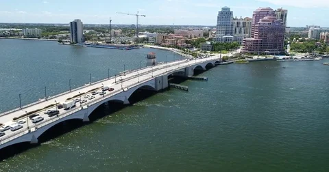 Traffic Moving Across West Palm Beach Drawbridge Vidéo 74087570