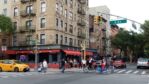 Traffic is moving smoothly on Second Avenue in New York City 動画素材 92103258