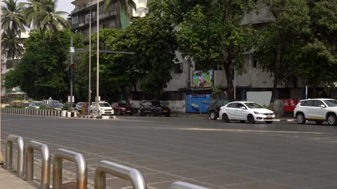 Traffic on Netaji Subhash Chandra Bose Road, famously known as Marine Drive. Vidéo 337803816