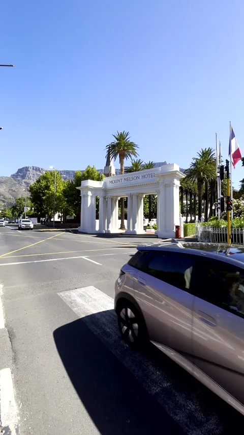 Traffic pass Mount Nelson hotel entrance with Table Mountain backdrop Vídeo Stock 331180607