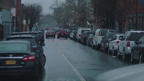 Traffic passes front of frame to reveal dreary streets of downtown brooklyn Vídeos de archivo 251217754