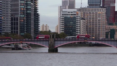 Traffic passes over bridge on River Thames 스톡 동영상 118384014