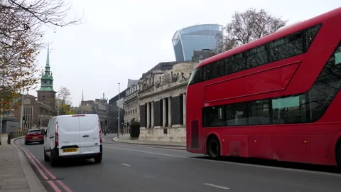 Traffic passing camera POV in Tower Hill in London Vídeos de archivo 148141752