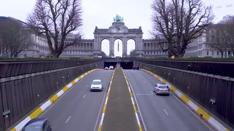 Traffic passing the Cinquantenaire arch in Brussels, Belgium during a winter's Video stock 142750588