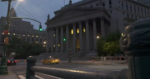 Traffic Passing In Front Of New York Supreme Court Building In NYC In Evening Vídeos de archivo 157829535
