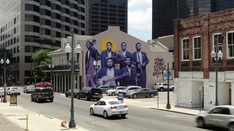 Traffic Passing the Painted Jazz Wall on South Rampart Vídeo Stock 111549249