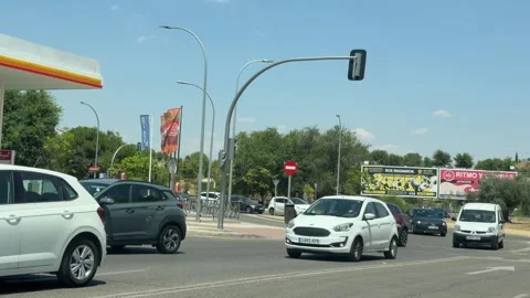 Traffic passing Shell service station at Madrid roundabout Vidéo 339026447