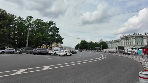 Traffic Passing the Winter Palace and State Hermitage Museum in Saint Petersburg Video stock 339227028
