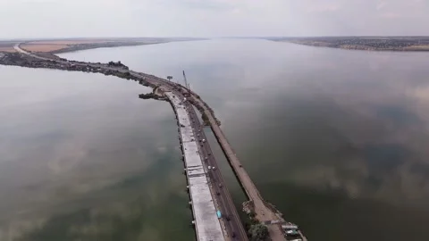 Traffic on the Pontoon Bridge. Vidéo 136044093