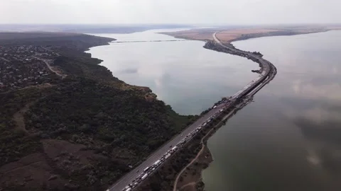 Traffic on the Pontoon Bridge. 库存影片 136044546