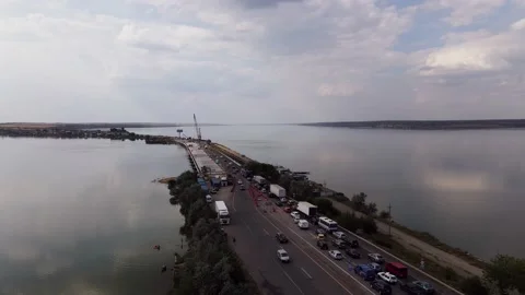 Traffic on the Pontoon Bridge. Vidéo 136044564