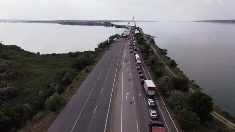 Traffic on the Pontoon Bridge. 库存影片 136045080