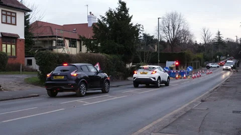 Traffic queuing up at temporary traffic lights that have gone red. Lane closed. 库存影片 233174710