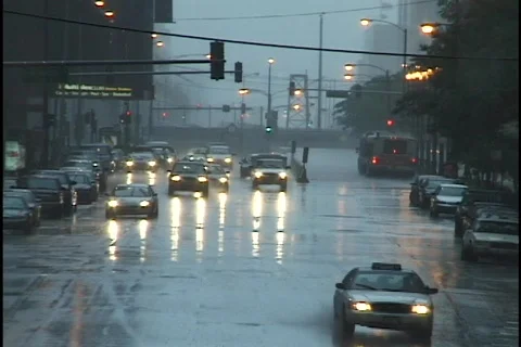 Traffic in the Rain 库存影片 298636