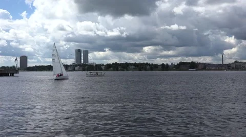 Traffic on the river Daugava Vídeo Stock 65109429