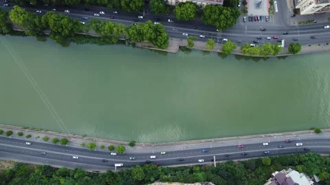 Traffic on the riverside highways Vídeos de archivo 168577714