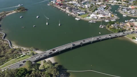 Traffic In Road Bridge Spanning The River In Paradise Point, Gold Coast Vídeos de archivo 337389407