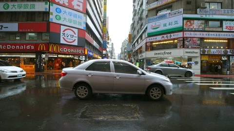 Traffic on road with falling rain in Ximen district, Taipei , Taiwan Stock-Footage 115431032