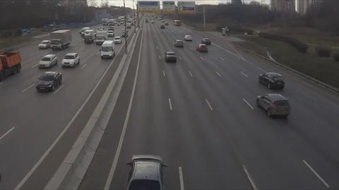 Traffic on the road on spring day timelapse Vidéo 78019448