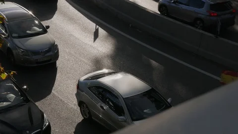 Traffic seen from a bridge in Madrid. Different car models Video stock 116598214