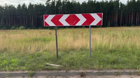 Traffic sign indicating a T-intersection or road fork  Vídeos de archivo 340515085