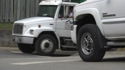 Traffic at small intersection low angle day Vidéo 41294351