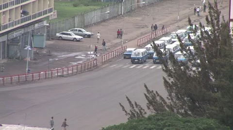 Traffic at a stoplight in Africa 스톡 동영상 1058197