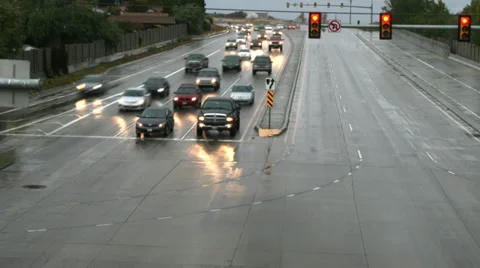 Traffic at stoplight with rainy conditions 库存影片 31501126