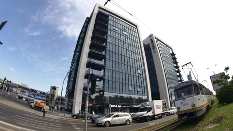 Traffic Stopped At Red Light In Front Of A Big Business Center, Pedestrians Vídeo Stock 72565219