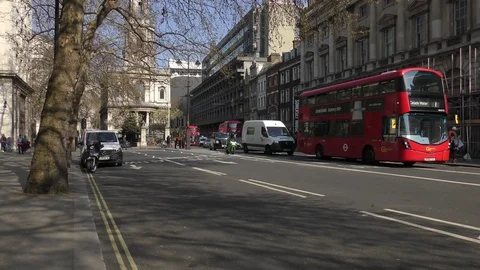 Traffic in Strand, London 스톡 동영상 105806751