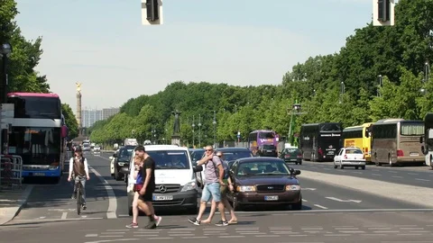 Traffic Strasse des 17. Juni (17th of June Street) Stock Footage 77830289