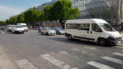 Traffic streaming down the Champs Elysees in Paris, France Vídeo Stock 112452792
