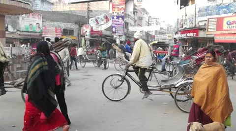 Traffic on the streets of Varanasi. 動画素材 11025612