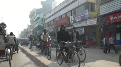 Traffic on the streets of Varanasi. 動画素材 11035918