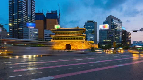 Traffic at Sungnyemun gate Stock Footage 132543250