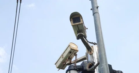 Traffic surveillance old CCTV camera on sky Vídeos de archivo 148623314