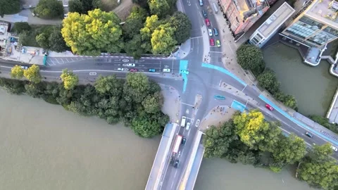 Traffic on Thames river waterfront and road intersection Stock-Footage 160230723